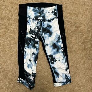 lululemon blue and white print 3/4 leggings